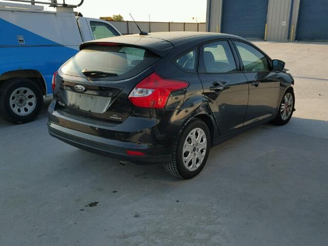 1FAHP3K25CL396286 - 2012 FORD FOCUS SE BLACK photo 4