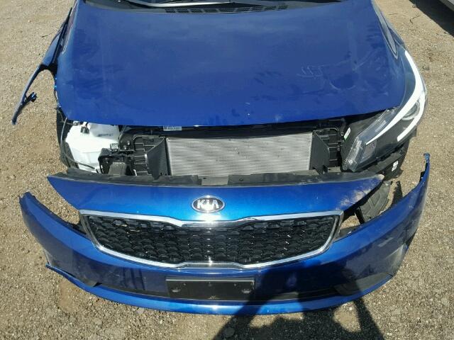 3KPFK4A7XHE068090 - 2017 KIA FORTE LX BLUE photo 9