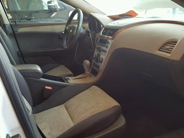 1G1ZH57B59F196797 - 2009 CHEVROLET MALIBU 1LT WHITE photo 5