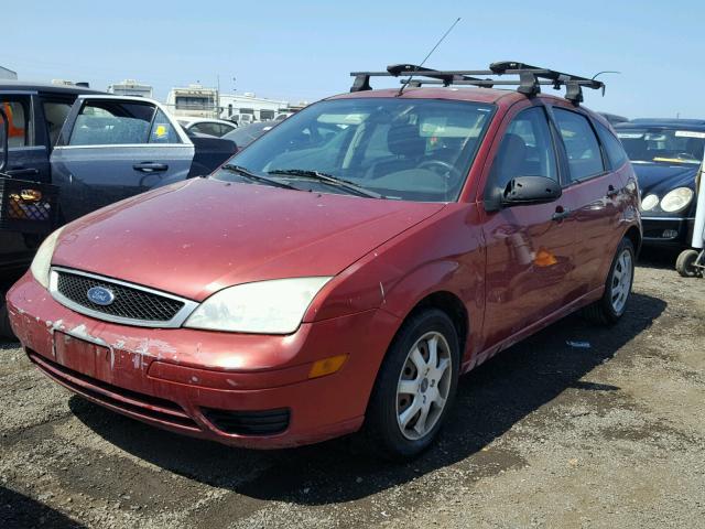 3FAFP37N25R133543 - 2005 FORD FOCUS ZX5 RED photo 2