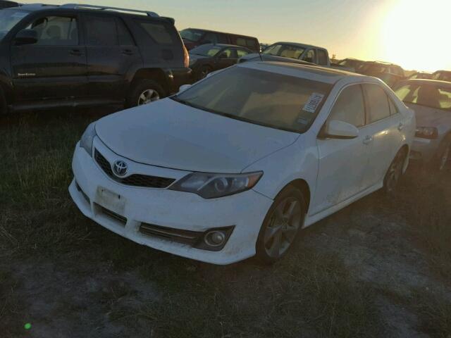 4T1BK1FK5CU519135 - 2012 TOYOTA CAMRY SE WHITE photo 2