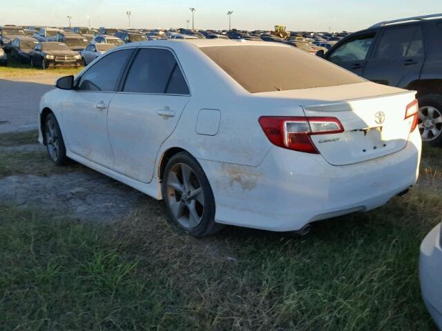 4T1BK1FK5CU519135 - 2012 TOYOTA CAMRY SE WHITE photo 3