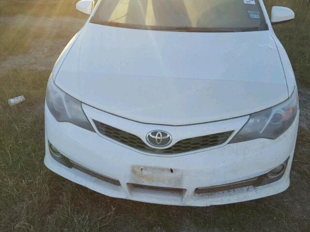 4T1BK1FK5CU519135 - 2012 TOYOTA CAMRY SE WHITE photo 7