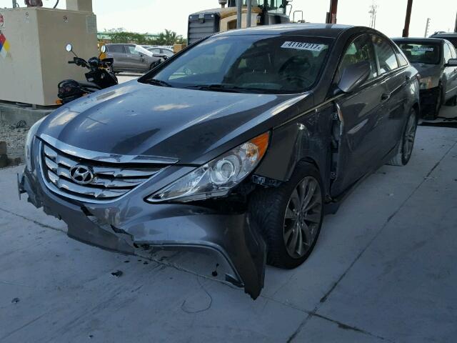 5NPEC4AB3CH476061 - 2012 HYUNDAI SONATA SE GRAY photo 2