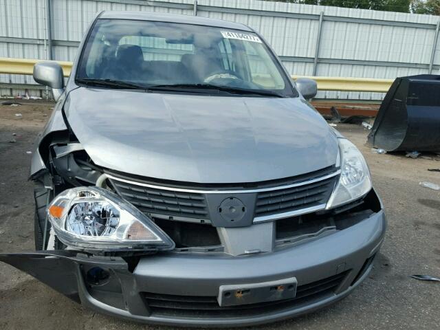 3N1BC13E69L353925 - 2009 NISSAN VERSA GRAY photo 9