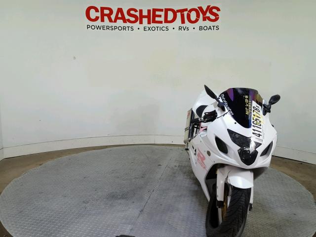 JS1GN7CA752110708 - 2005 SUZUKI GSX-R600 K WHITE photo 3