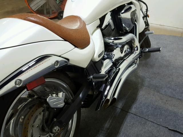 JS1VY53A372102241 - 2007 SUZUKI VZR1800 WHITE photo 16