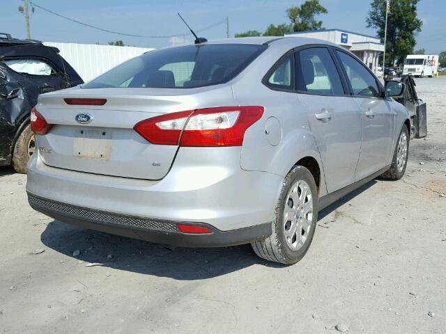 1FAHP3F29CL106030 - 2012 FORD FOCUS SE SILVER photo 4