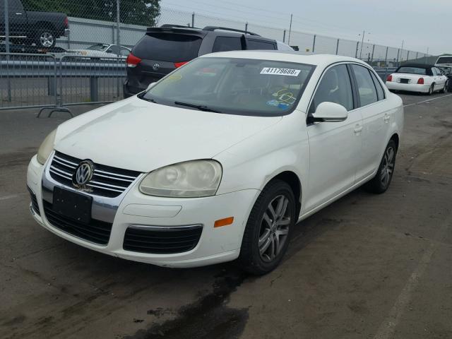 3VWSF71K05M624995 - 2005 VOLKSWAGEN NEW JETTA WHITE photo 2