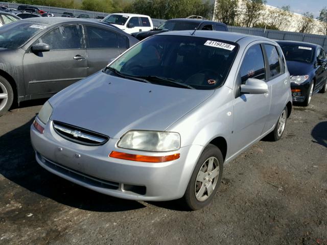 KL1TD66638B249433 - 2008 CHEVROLET AVEO BASE Argent photo 2