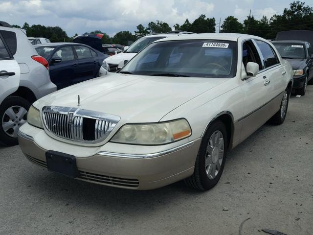 1LNHM83W04Y665523 - 2004 LINCOLN TOWN CAR U WHITE photo 2