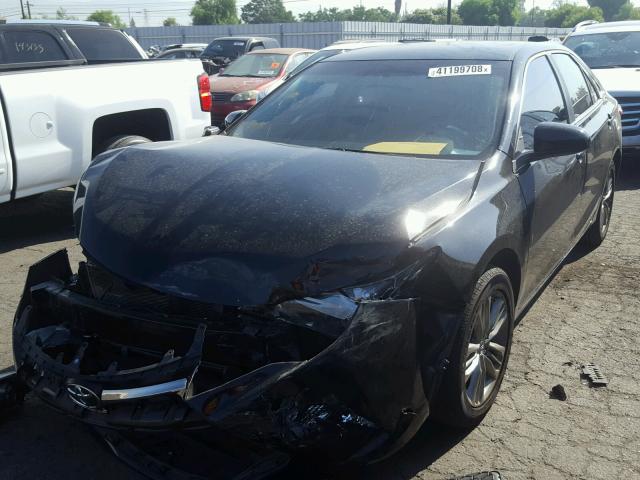 4T1BF1FK1HU321003 - 2017 TOYOTA CAMRY LE Černá fotografie 2