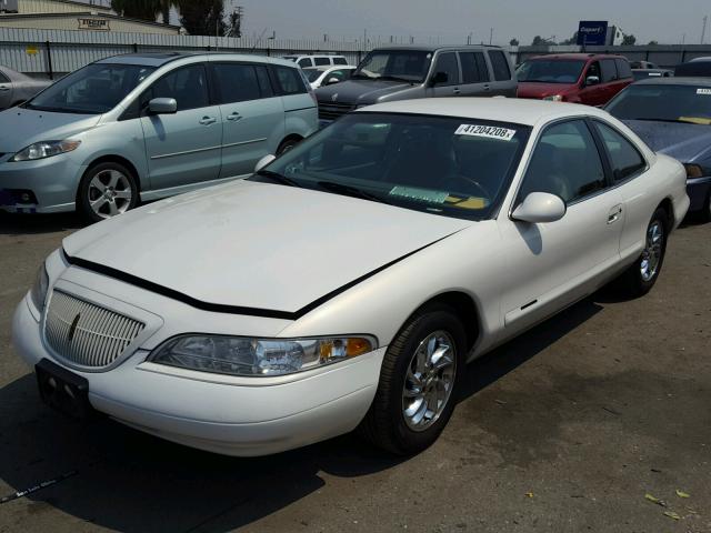 1LNFM92V2WY736746 - 1998 LINCOLN MARK VIII WHITE photo 2