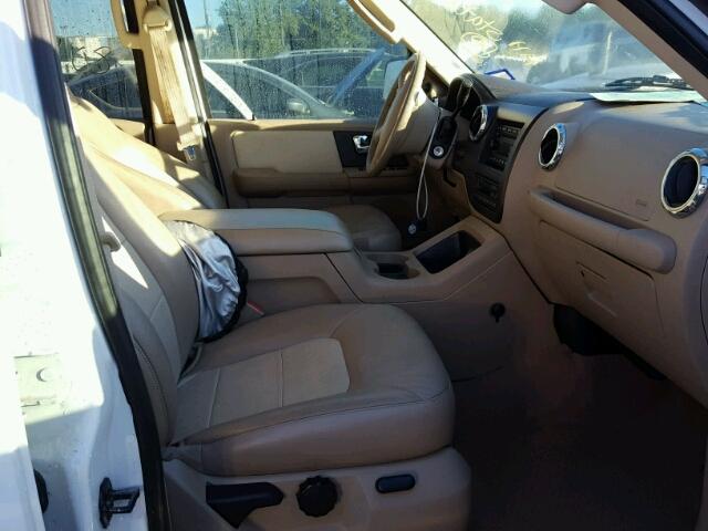 1FMFU17505LA80214 - 2005 FORD EXPEDITION WHITE photo 5