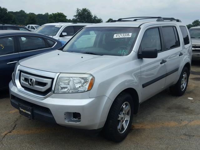 5FNYF38299B010856 - 2009 HONDA PILOT LX SILVER photo 2