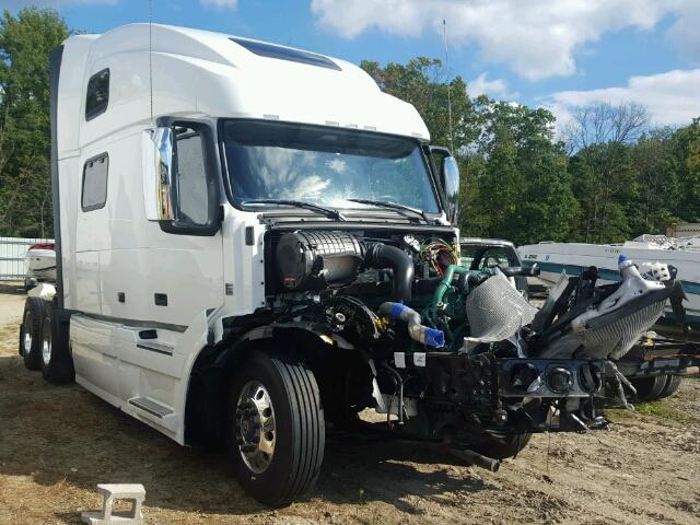 4V4NC9EH5JN890150 - 2018 VOLVO VN WHITE photo 1