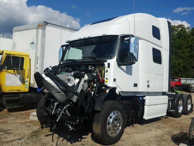 4V4NC9EH5JN890150 - 2018 VOLVO VN WHITE photo 2