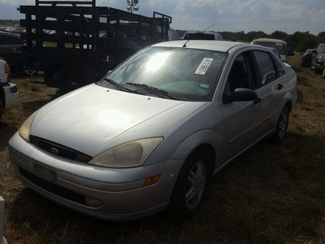 1FAFP3433YW180715 - 2000 FORD FOCUS SILVER photo 2