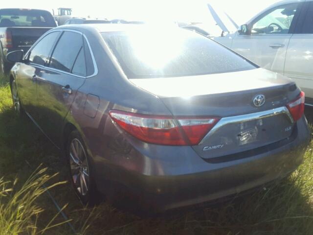 4T1BF1FK0HU759625 - 2017 TOYOTA CAMRY LE ნაცრისფერი ფოტო 3