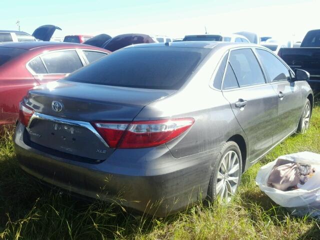 4T1BF1FK0HU759625 - 2017 TOYOTA CAMRY LE ნაცრისფერი ფოტო 4