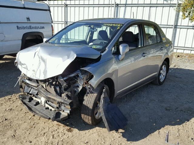 3N1BC11E29L439462 - 2009 NISSAN VERSA S GRAY photo 2