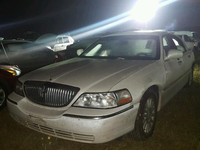 1LNHM81W63Y702995 - 2003 LINCOLN TOWN CAR E WHITE photo 2