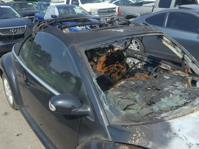 3VWCM21Y04M306231 - 2004 VOLKSWAGEN NEW BEETLE 黑色 照片 9