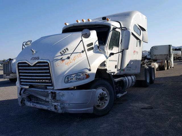 1M1AW09Y4BM015379 - 2011 MACK 600 CXU600 WHITE photo 2