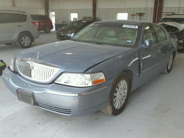 1LNHM83W84Y684806 - 2004 LINCOLN TOWN CAR U BLUE photo 2