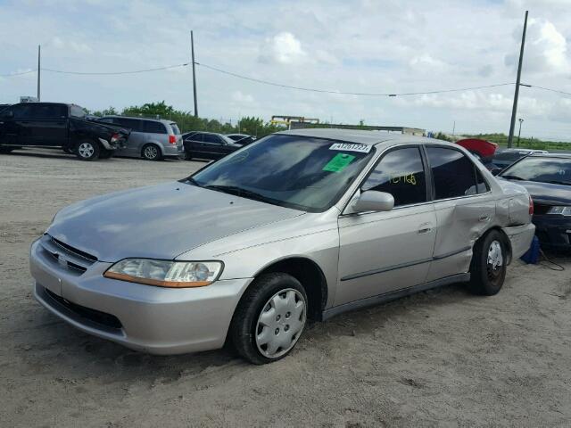 1HGCG5644WA008185 - 1998 HONDA ACCORD LX SILVER photo 2