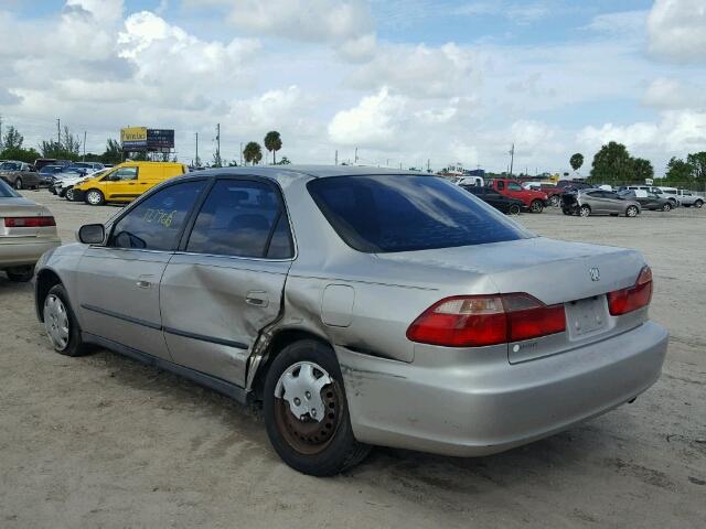 1HGCG5644WA008185 - 1998 HONDA ACCORD LX SILVER photo 3