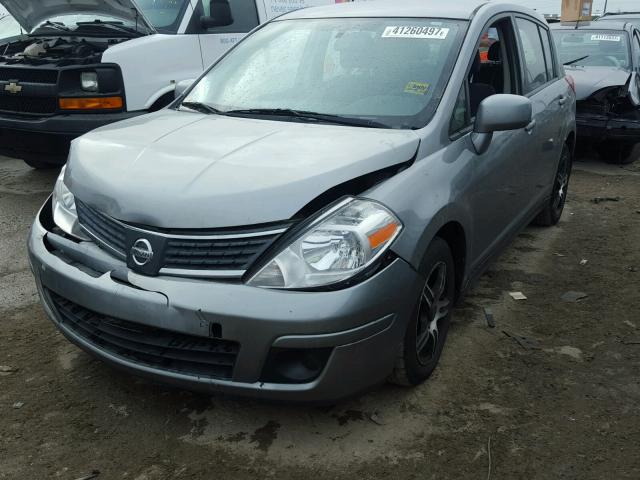 3N1BC13E67L385545 - 2007 NISSAN VERSA GRAY photo 2