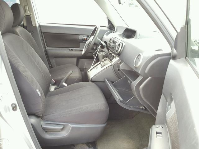 JTLKE50E091080897 - 2009 TOYOTA SCION XB Silber Foto 5