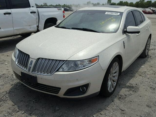 1LNHM93R09G620739 - 2009 LINCOLN MKS WHITE photo 2