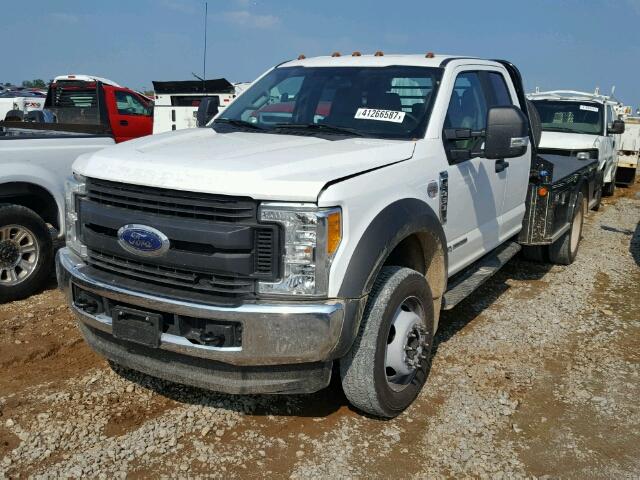 1FD9X4HT2HEB63705 - 2017 FORD F450 SUPER WHITE photo 2