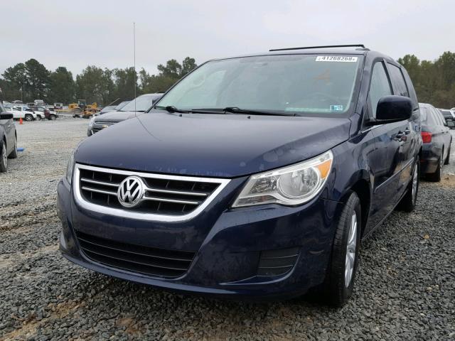 2C4RVABGXER134522 - 2014 VOLKSWAGEN ROUTAN SE BLUE photo 2