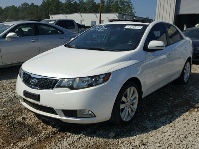 KNAFW4A3XB5322933 - 2011 KIA FORTE WHITE photo 2