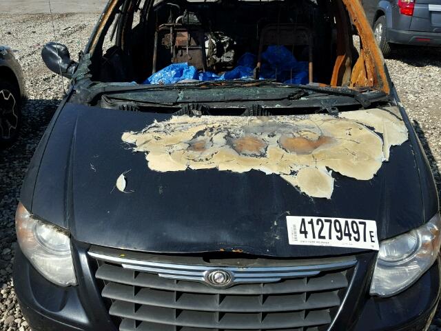 2C4GP44R55R214585 - 2005 CHRYSLER TOWN & COU BLACK photo 7