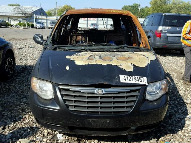 2C4GP44R55R214585 - 2005 CHRYSLER TOWN & COU BLACK photo 9