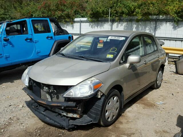 3N1BC11E49L440404 - 2009 NISSAN VERSA BEIGE photo 2