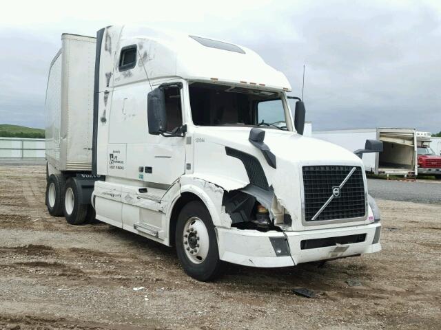 4V4NC9EH8FN931507 - 2015 VOLVO VN VNL WHITE photo 1