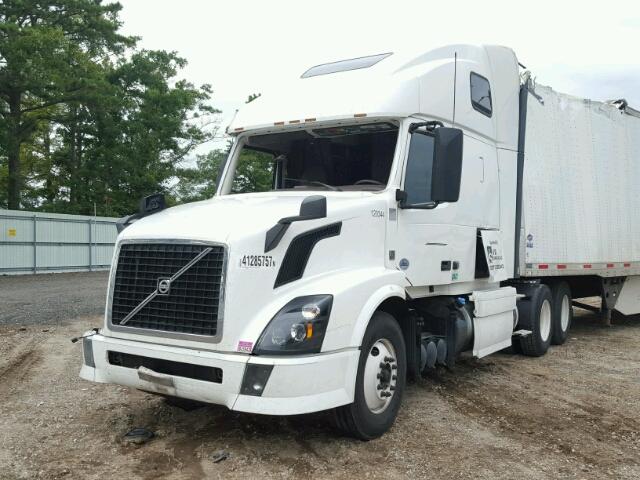 4V4NC9EH8FN931507 - 2015 VOLVO VN VNL WHITE photo 2