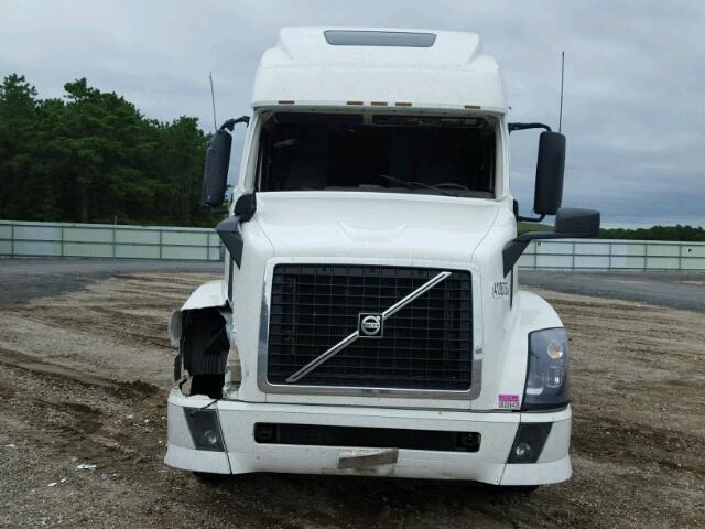 4V4NC9EH8FN931507 - 2015 VOLVO VN VNL WHITE photo 9