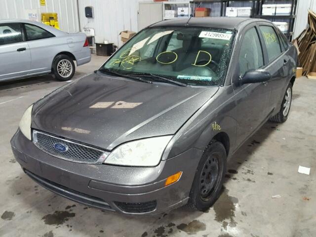 1FAFP34N25W288059 - 2005 FORD FOCUS ZX4 GRAY photo 2