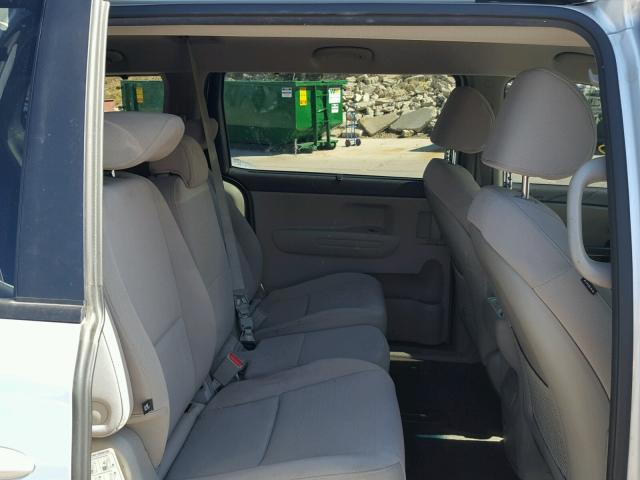 KNDMB5C19F6025384 - 2015 KIA SEDONA LX SILVER photo 6