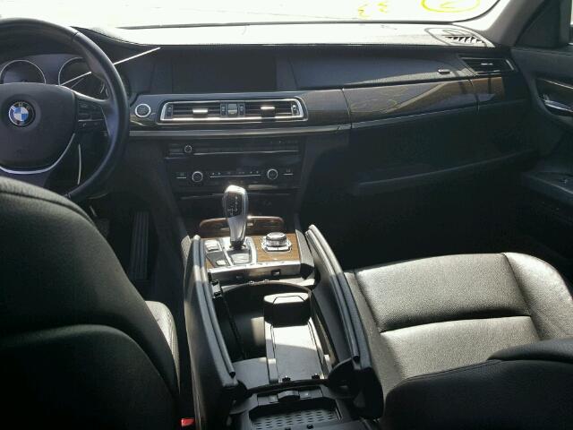 WBAKA4C5XCC613506 - 2012 BMW 740 WHITE photo 9