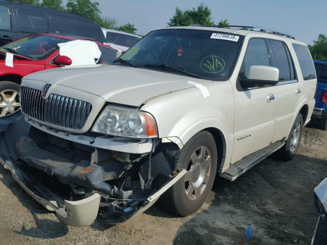 5LMFU28505LJ09664 - 2005 LINCOLN NAVIGATOR თეთრი ფოტო 2