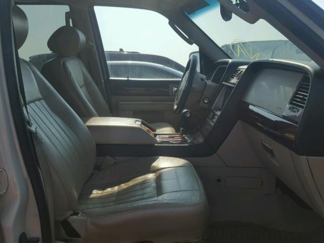 5LMFU28505LJ09664 - 2005 LINCOLN NAVIGATOR თეთრი ფოტო 5