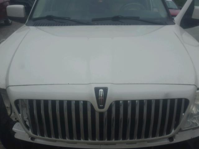 5LMFU28505LJ09664 - 2005 LINCOLN NAVIGATOR თეთრი ფოტო 7