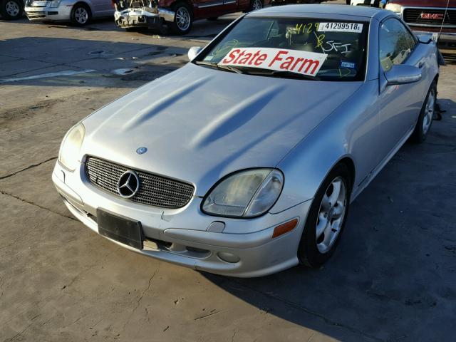 WDBKK65F91F177890 - 2001 MERCEDES-BENZ SLK 320 SILVER photo 2